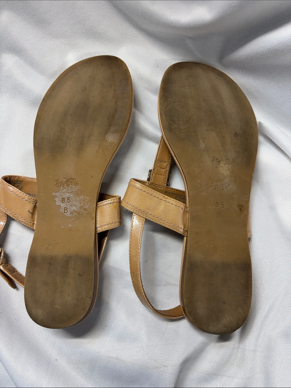 Coach Cassidy Nude Tan
Leather T-Strap Sandals Gold
Tone adjustable sandals - Picture 9 of 12